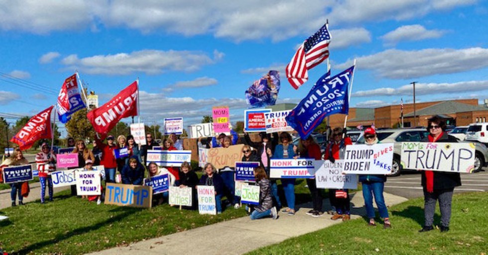 Republikanen Lori Viars (längst till höger) vid en manifestation i hemstaden Lebanon i Ohio till stöd för Donald Trump inför presidentvalet i höstas.