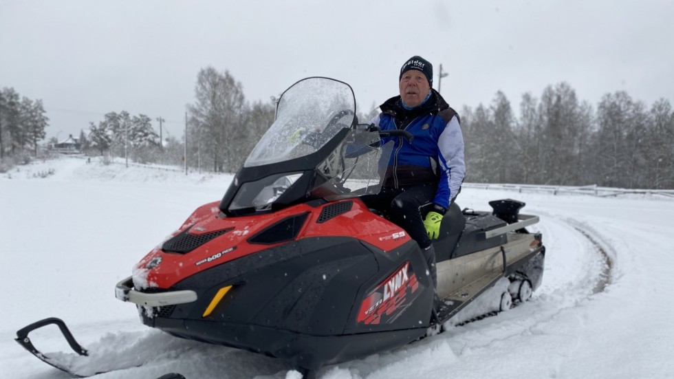 Bengt Roos har börjat packa snön på området runt Ulfveskog och hoppas få till lite åkbara spår till helgen.