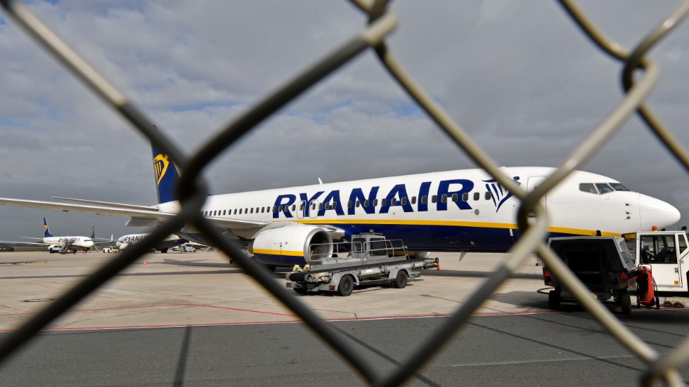 Ryanair drar ned till följd av svagt bokningsläge med nya reserestriktioner i coronakrisen. Arkivbild