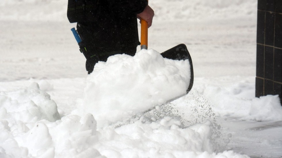 Debatt: Nyköpings kommun bör sköta snöskottningen själv