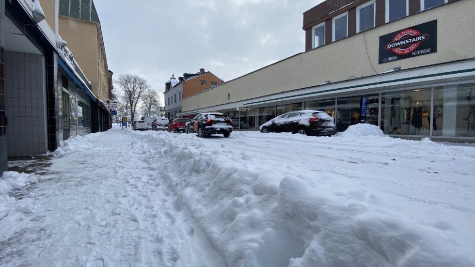 Snövallar begränsar framkomligheten i centrala delarna av Vimmerby. 