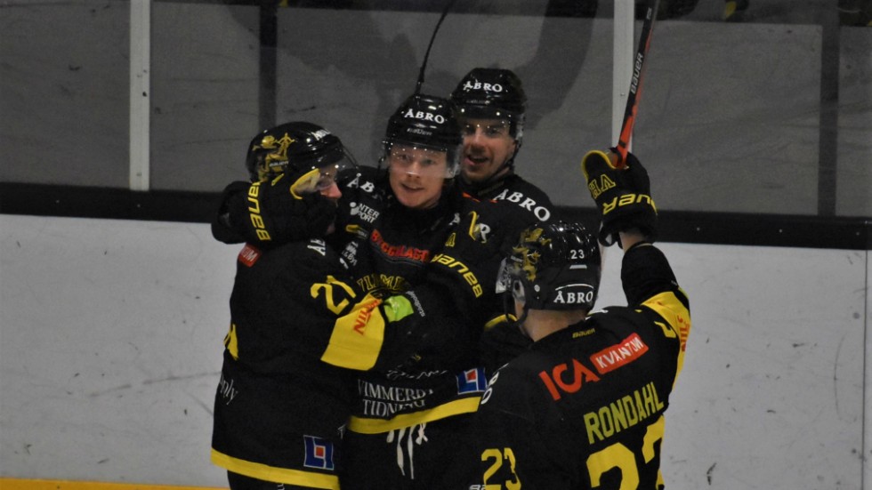 Pelle Ström kramas om av lagkamraterna efter sitt viktiga mål mot Visby.