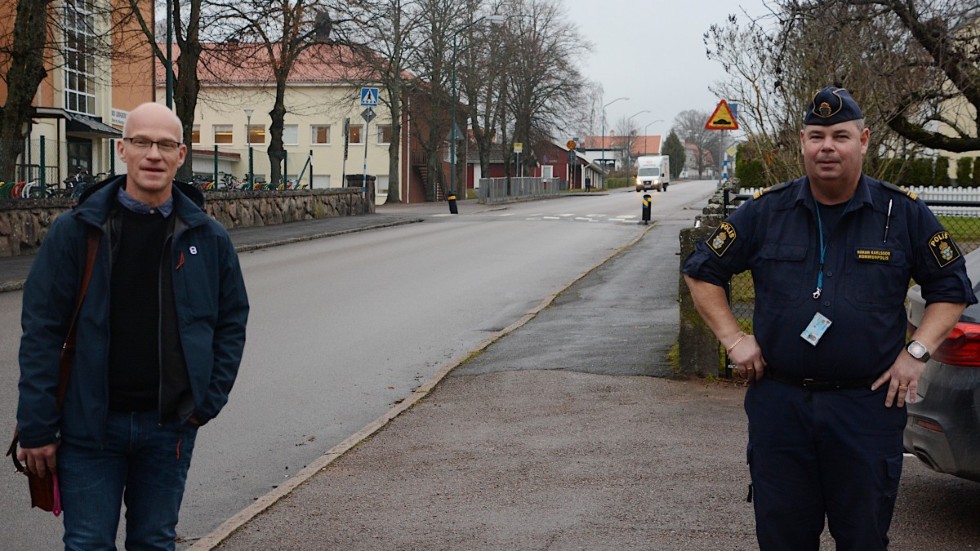 Kommunens trygghetssamordnare, Linus Ivarsson, t.v och kommunpolis Håkan Karlsson är överens om att tryggheten är bra i hultsfreds kommun även om problem med skadegörelser och buskörning är påtagliga.