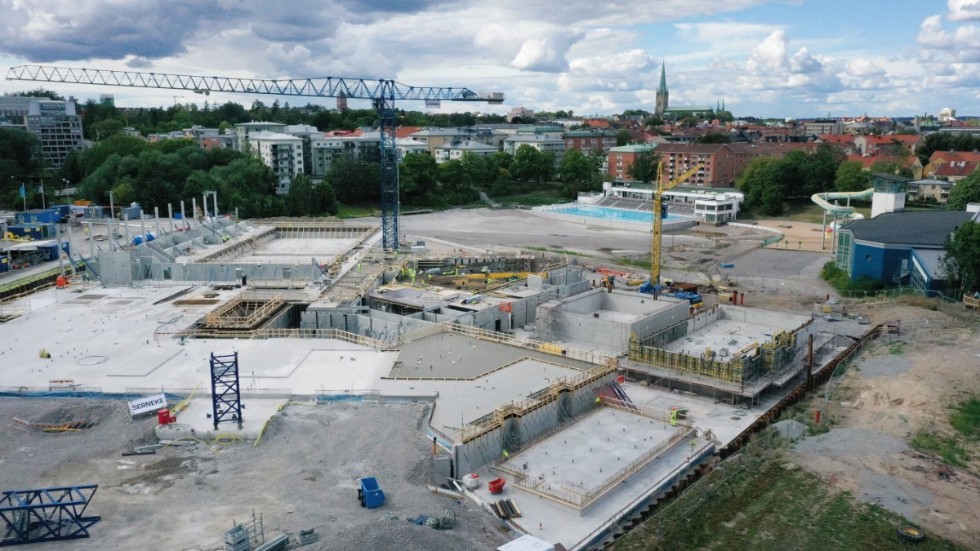 "Byggbranschen är till exempel hårt ansatt just nu. Bästa politiska åtgärd för att behålla kompetens i den sektorn vore helt enkelt att bygga mer" skriver Maria Björk Hummelgren. På bilden ses bygget av Linköpings simhall för ett par år sedan.