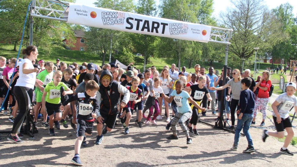 När Kinda-Ydre Sparbank arrangerade den första upplagan av Bankvarvet var det närmare 900 elever som samlades vid Kullaparken i Kisa.