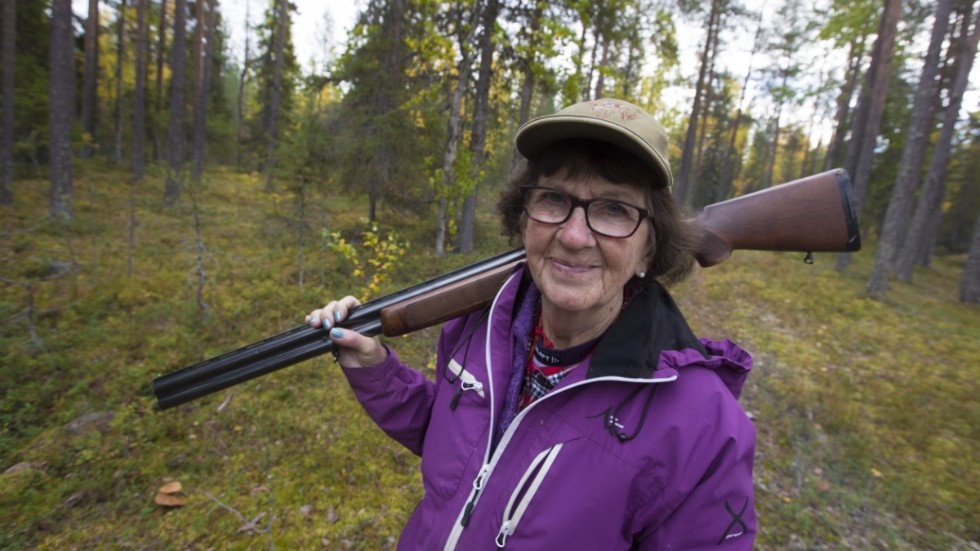 Sargit Sundberg från byn Börjelslandet är pigg och vital. När hon var 82 år tog hon jägarexamen. Till hösten ska hon fylla 86. 