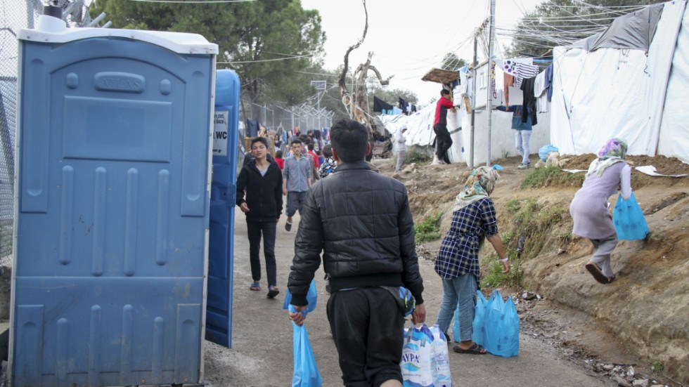Hurs ka vi kunna hjälpa flyktingarna i närområdet där de kommer ifrån, undrar signaturen "Jan Em". Bilden är från ett flyktingläger i Grekland november 2019.