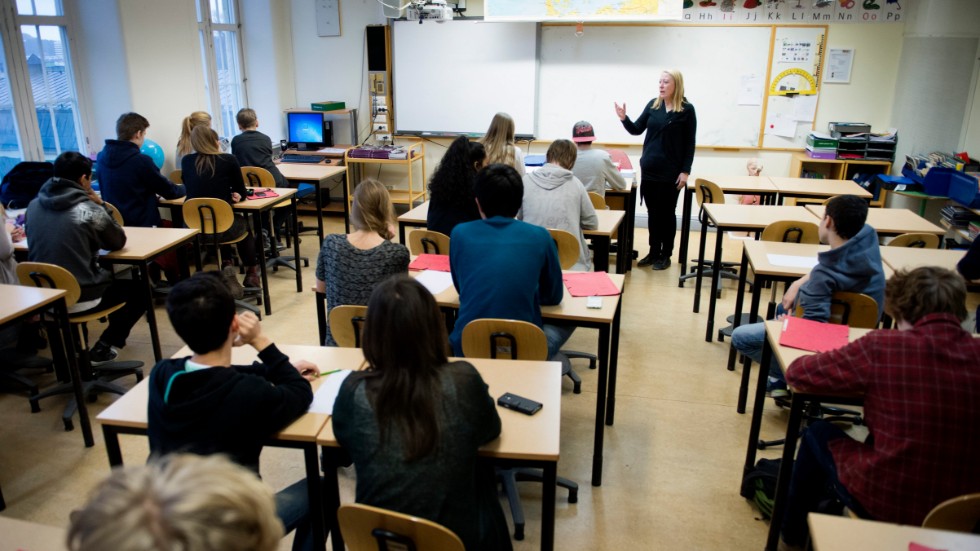 I stället för att lägga fokus på orsaker, som skolan inte kan förändra, vill vi se att majoriteten genomför åtgärder som gör att fler elever kan gå ut grundskolan med godkända betyg i alla ämnen, skriver Strängnäspartiets Marie Ericsson Drotte och Lars Larsson.