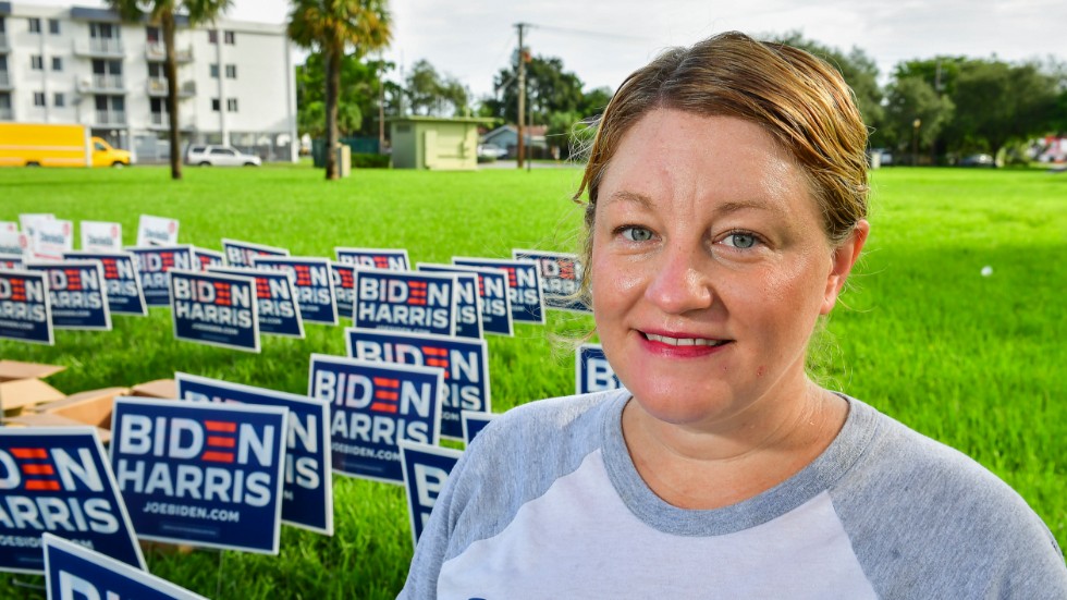 Demokraten och miljöaktivisten Laura Hill är i färd med att lämna kampanjmaterial till partikamrater som ska knacka dörr i arbetarkvarter i norra Miami.
