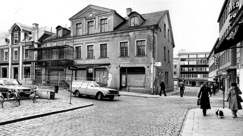 22 mars 1979. Lagerströmska huset vid Stora torget i Linköping som i dag hyser Överste Mörners. Detta år räddas huset från rivning. Fyra år senare var renoveringen klar, står det i Correns arkiv.