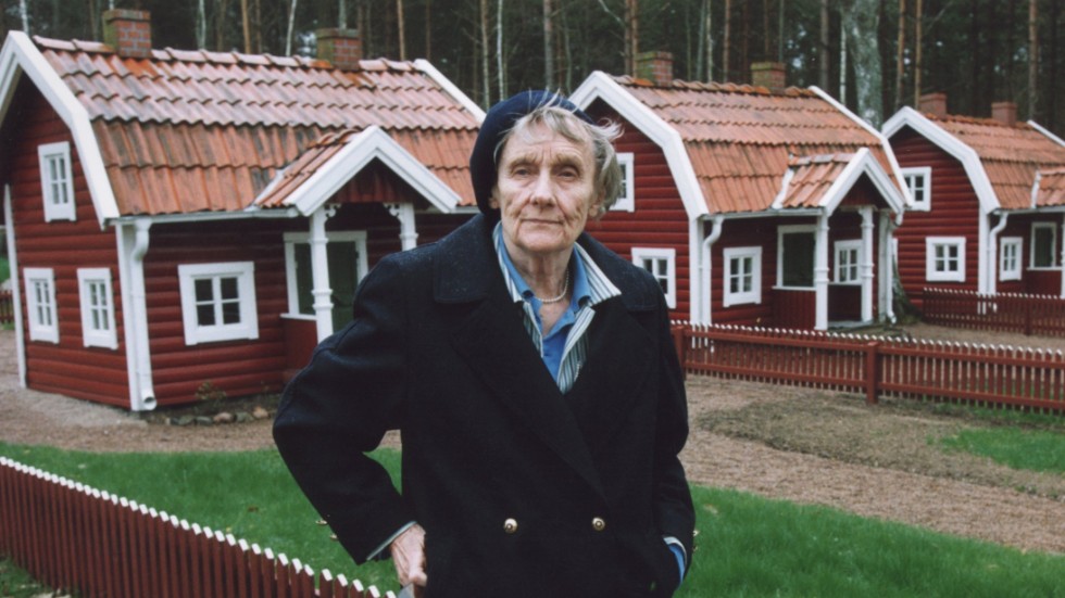 Nobelpriset i litteratur skulle tilldelas postumt till Astrid Lindgren (1907-2002). Hela Sveriges omåttligt älskade sagotant, skriver Christer Johansson.