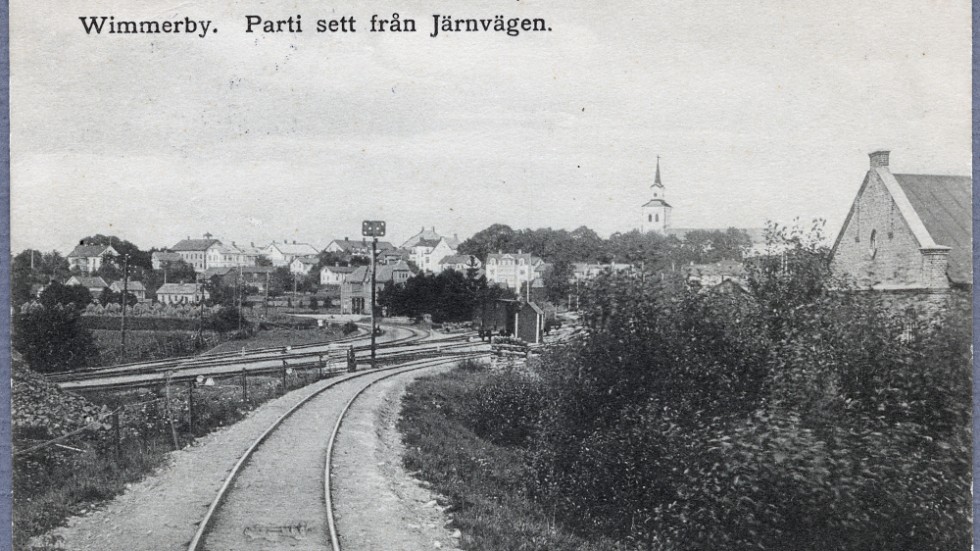 En vy över stationsområdet i Vimmerby från tidigt 1900-tal med rälsen mot Spångenäs i förgrunden.