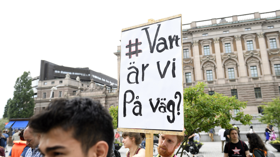 DEMONSTRATION. 2016 anordnade bland andra Svenska Kyrkan en demonstration till försvar för asylrätten utanför Riksdagshuset i Stockholm.