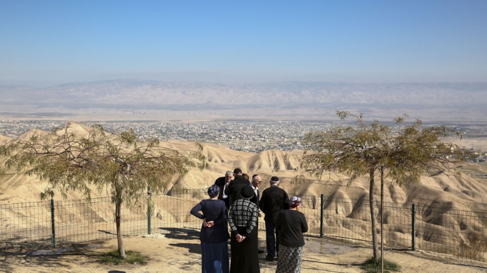Israeliska bosättare ser ut över Jeriko på Västbanken.