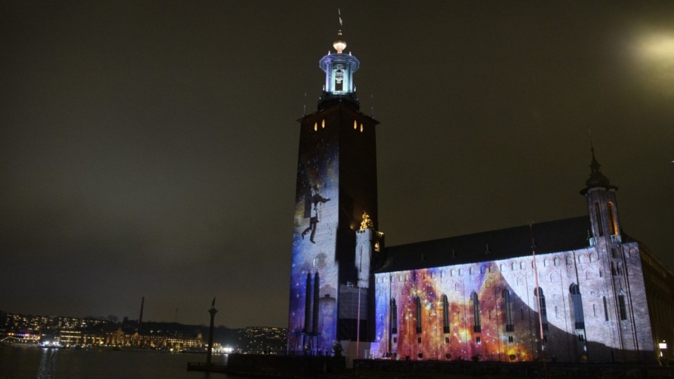 Under Nobelveckan pågår "Nobel Week Lights Stockholm" då flera fasader, som Stockholms stadshus, lyses upp.
