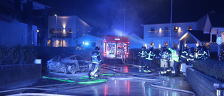 Elbil och carport totalförstörda i brand   