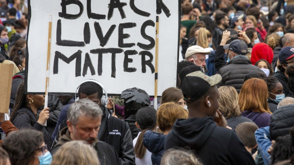 I "Grand union" skriver Zadie Smith bland annat om polisen i USA:s våld mot afroamerikaner – något som i år fått stor uppmärksamhet i samband med de världsomfattande Black lives matter-protesterna.