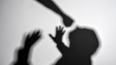 Skulle slå sitt ex i svartsjukedrama – träffade polis 