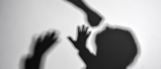Medelålders man misstänkt för misshandel och sexualbrott: "Ska höra den misstänkte" ✓Häktad ✓Tidigare dömd