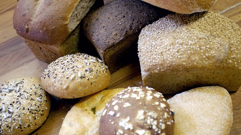 Skribenten ifrågasätter varför man tar bort bröd som har flera dagar kvar innan bäst före-datumet går ut.