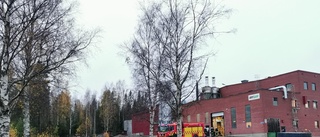 Brand i industribyggnad i Bureå: ”Det var lite fel i en kylprocess”