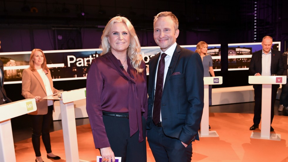 Camilla Kvartoft ses här med kollegan Anders Holmberg vid en tidigare partiledardebatt i SVT. I söndags kväll fick Kvartoft - istället för en inställd partiledarebatt - leda en utfrågning av ett ansvarigt statsråd i en stor folklig sakfråga. 