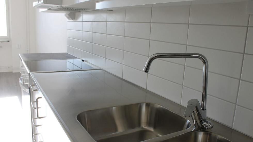 Bostadsstiftelsen Platen renoverar lägenheter i Gamla stan i Motala. På bilden syns ett nyrenoverat kök.