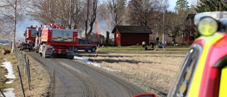 Fullt utvecklad brand i lada nära Österbybruk