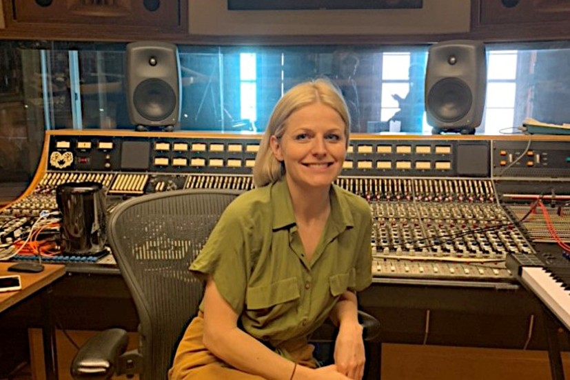 Vimmerbybördiga Julia Karlsson i sin och kollegan Anton Rundbergs studio på Södermalm. Tillsammans har de och James Bell skrivit The Business med artisten Tiësto, som nu är nominerad till en Grammy.