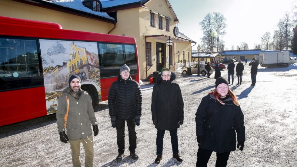 Serkan Günes, Urban Wikberg, Victoria Andersson och Lena Ylipää är fyra av de fem konstnärer som valts ut för att klä fem LLT bussar med konst. I bakgrunden ses Urban Wikbergs buss där han avbildat Östra skolan samt Luleås stad från ett fågelperspektiv. (På bild saknas konstnären Anders Sunna).