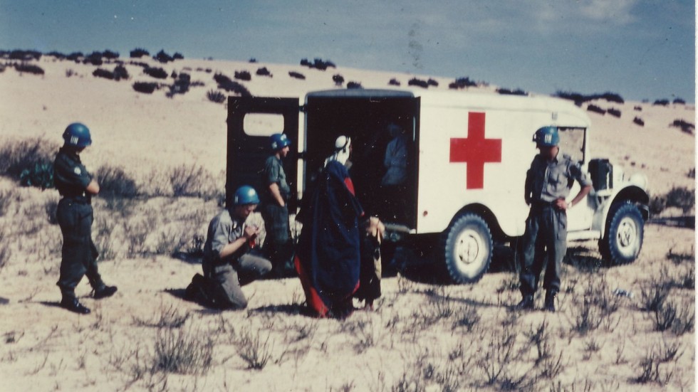 Bilden är tagen i mars 1957 vid ADL (Armistice Demarcation Line), dvs markerad stilleståndslinje mellan Israel och Gazaområdet.
Den visar en norsk/svensk insats för att rädda en liten flicka som skadats av en mina.
