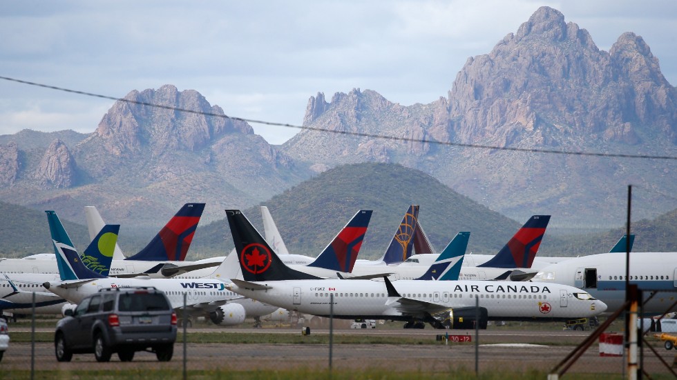 Över hela världen står flygplan parkerade (här i Arizona i USA) på grund av det minskade resandet. Arkivbild.