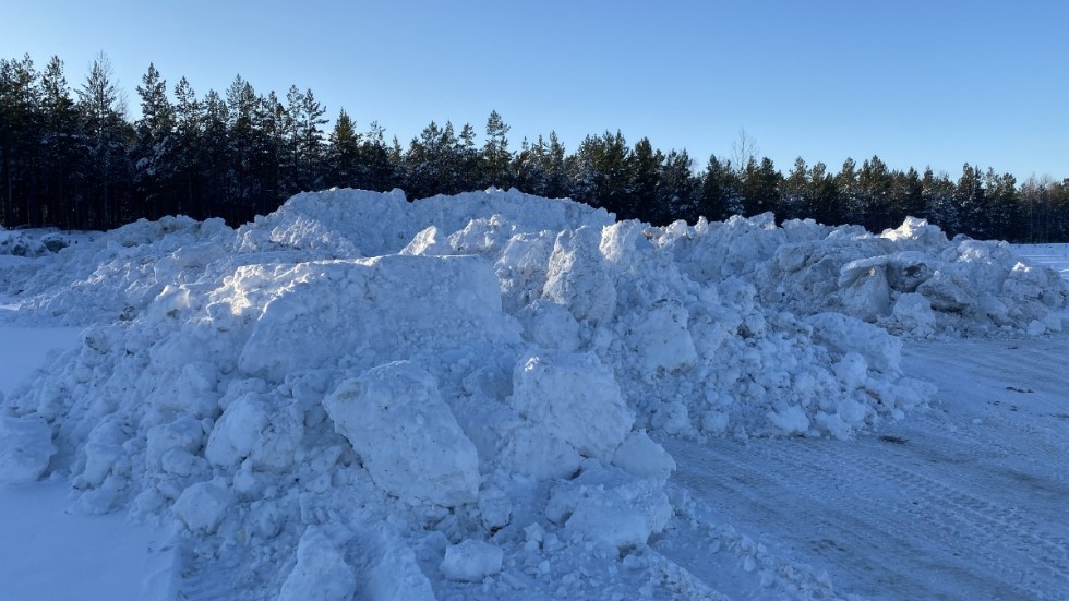 På Krönsmon lagras en del av snön som har forslats bort från centrum.