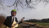 Turnerar per cykel med gitarr  - kommer till Vadstena