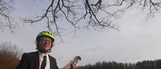 Turnerar per cykel med gitarr  - kommer till Vadstena