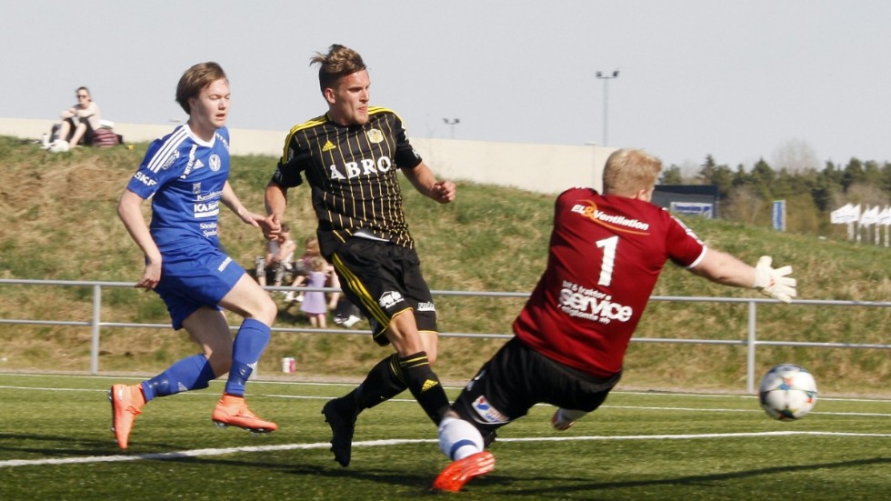 Här gör Markus Ahl ett viktigt mål i division 2. Totalt blev det 13 fullträffar i VIF-tröjan. Nästa säsong blir det spel i Djursdala SK.