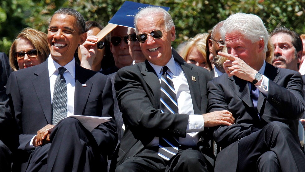 Joe Biden fångad på bild för tio år sedan, omgärdad av de två framgångsrika presidenterna Bill Clinton och Barack Obama. Kan Biden få sitt parti att kravla upp ur diket? Widar är tveksam. 