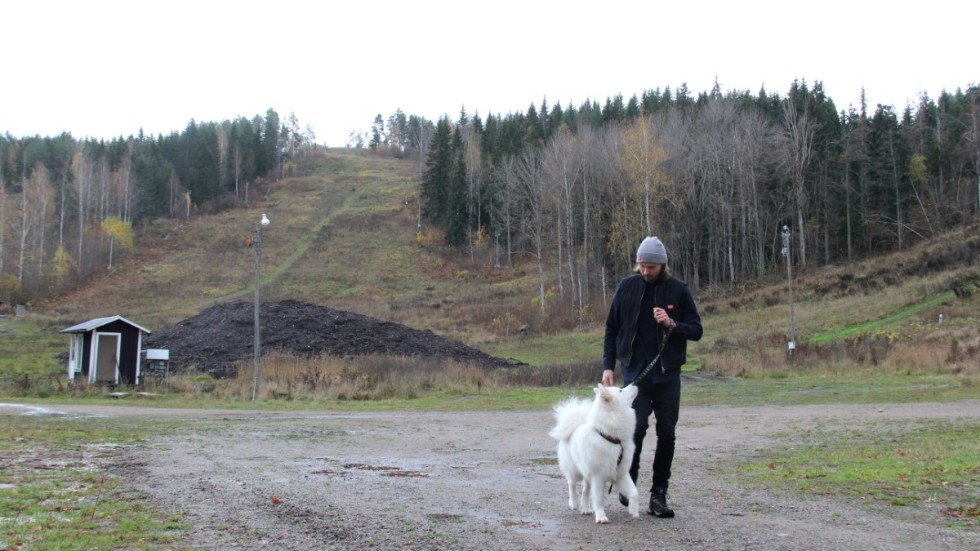 Tillsammans med hunden Cudo var Oscar Härnström vid Tolvmannabacken under tisdagen för att planera satsningen på en ny cykelpark.