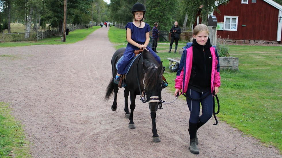 Vera Lindström ledde hästen när åttaåriga Isabelle Lagerström tog en ridtur i Gästgivarehagen.