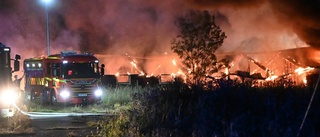 Ladugård totalförstörd i kraftig brand: "Rubriceras som mordbrand"