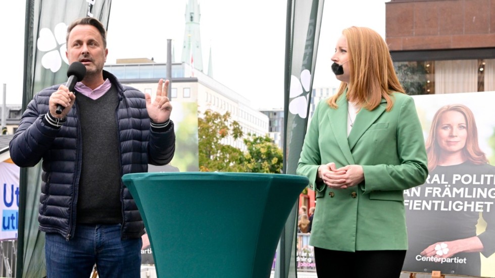Luxemburgs premiärminister Xavier Bettel supportar Centerledaren Annie Lööf när hon valspurtar i Stockholm.