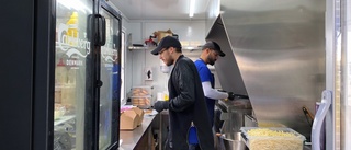 Thomas satsar på specialbeställd restaurangvagn – nu jobbar han 16 timmar om dagen för sin dröm