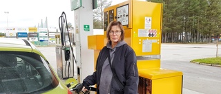 Bränslepriserna höjs – Marina tvungen söka nytt jobb: "Det är vidrigt dyrt"