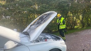 Bilbrand i Vimmerby: "Det var mycket rök" • Se tv-klipp från olycksplatsen