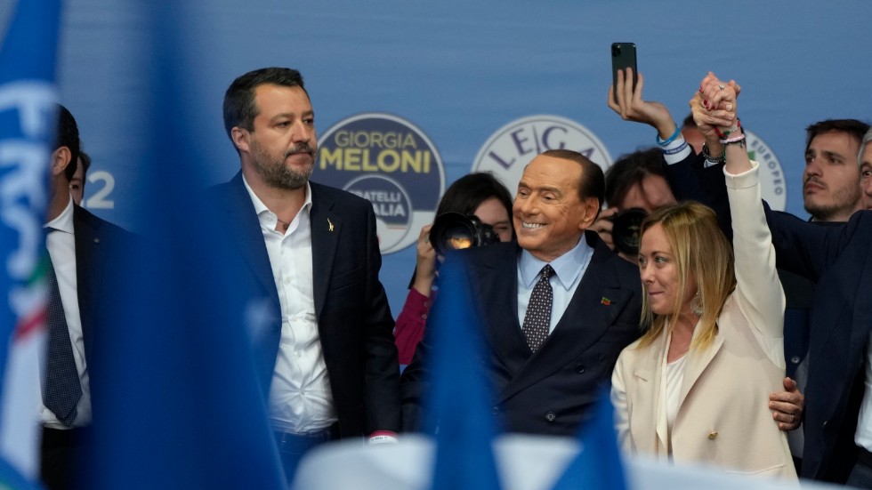 Matteo Salvini (Lega) och Silvio Berlusconi (Forza Italia) tillsammans med Giorgia Meloni i torsdags, under det sista valmötet före valet.