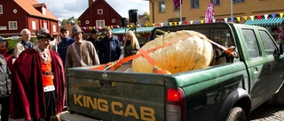 Pumpor och gycklare på höstlig fest