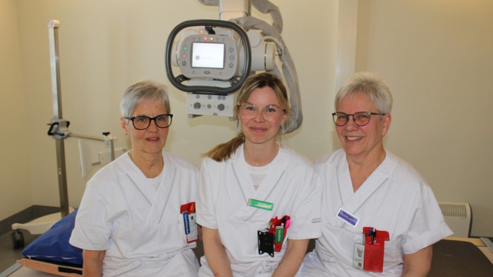 Yvonne Dahl och Christina Andersson har alltid en undersköterska till hjälp. Här är det Jennie Södergren som är i tjänst (mitten).
