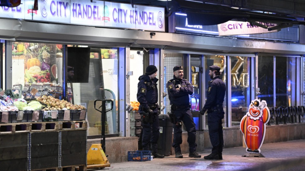 Poliser på plats i Skärholmen i södra Stockholm i onsdags då en man sköts till döds och en annan skadades.