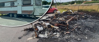 Dumpad husvagn brändes på parkering – polis jagar ägaren: "Händelsen utreds"