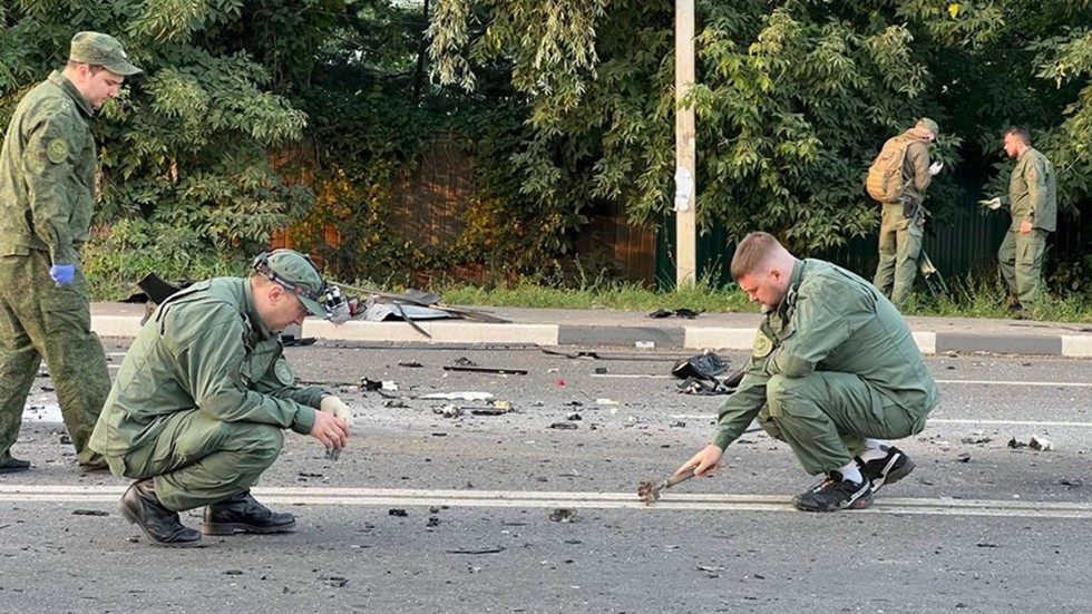 Utredare arbetar på platsen utanför Moskva där en bil som kördes av Daria Dugina ska ha exploderat. Bilden är tagen och distribuerad av utredningskontoret.